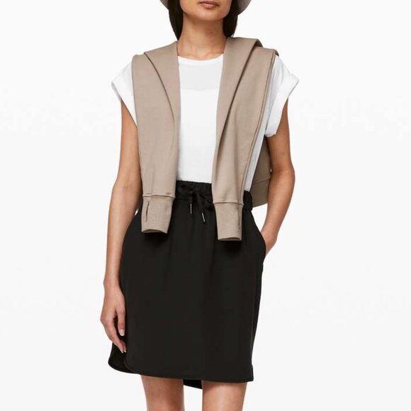 lululemon athletica Dresses & Skirts - Lululemon On The Fly Skirt Woven in Black, like new!